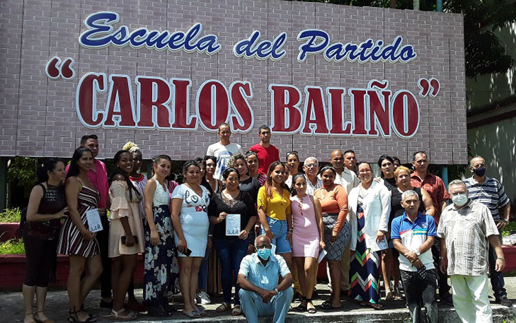 Graduados en el curso de la Escuela Provincial del Partido Carlos Baliño, de Villa Clara.