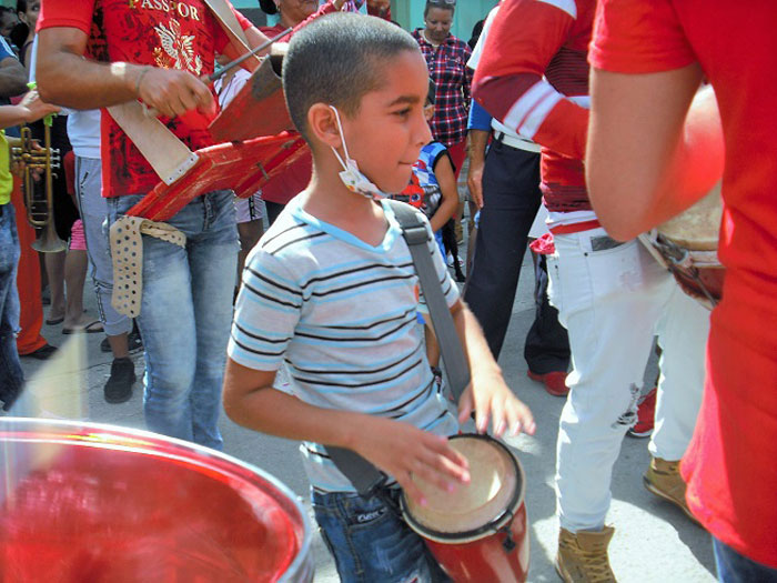 Músicos interpretan el clásico changí¼í­ parrandero.