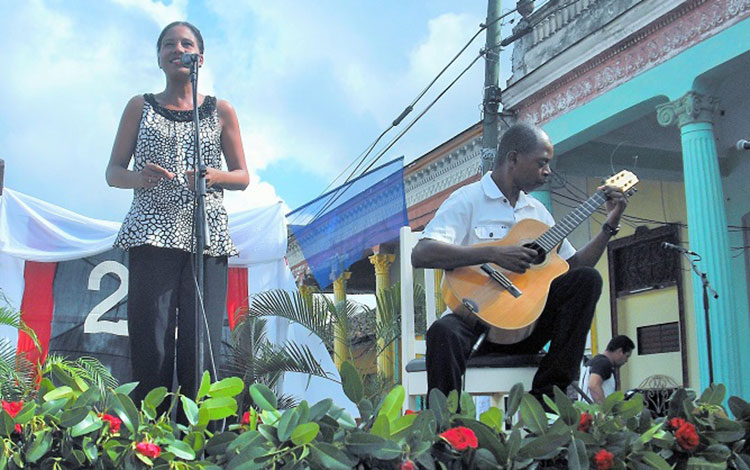 Presentación del maestro Maykel Elizalde y la vocalista Lisy Marí­a Villavicencio