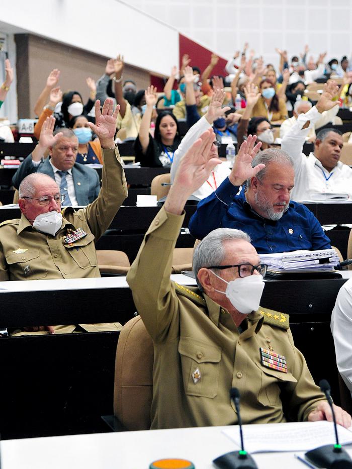 Como nos enseñaron Fidel, Raúl y la historia desde 1868 hasta nuestros dí­as, nuestro deber es hacer que la Revolución avance y evitar que la Revolución se equivoque », aseveró el Presidente cubano. Foto: Estudios Revolución