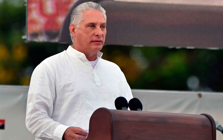 Presidente cubano, Miguel Díaz-Canel, pronuncia discurso en Cienfuegos en el acto central por el Día de la Rebeldía Nacional.