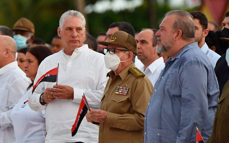 General de Ejército Raúl Castro Ruz y el presidente cubano, Miguel Díaz-Canel, presiden el acto por el Día de la Rebeldía Nacional, en Cienfuegos.