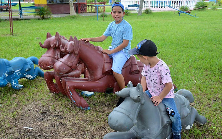 Niños en el parque infantil Camilo Cienfuegos, de Placetas.