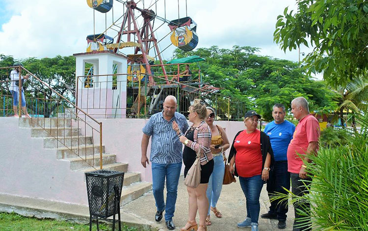 Primer secretario del Partido en Villa Clara, junto a autoridades de Placetas, en el parque infantil Camilo Cienfuegos.