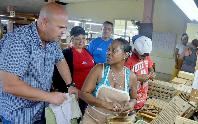 Pilar Zumaquero, trabajadora de la tabaquerí­a Reloba, de Placetas.