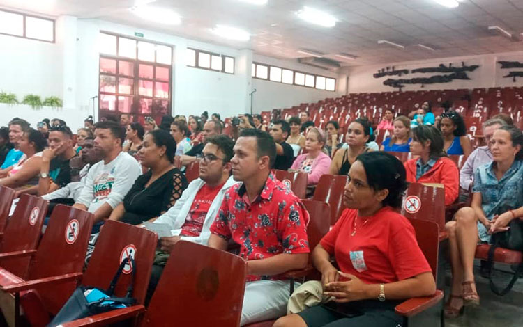 Acto de graduación de nuevos cuadros polí­ticos en la Escuela Provincial del Partido Carlos Baliño, de Villa Clara.