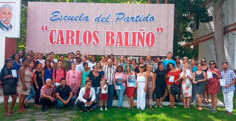 Graduados en el curso de la Escuela del Provincial del Partido Carlos Baliño, de Villa Clara.