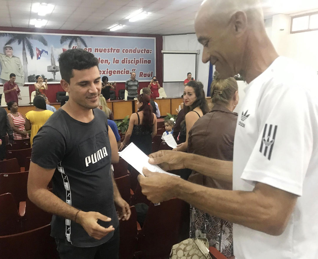 Entrega de diplomas a los graduados.