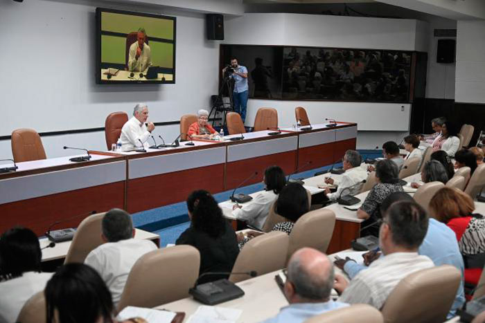  Díaz-Canel destacó la alta formación ideológica y su elevada profesionalidad de quienes integran la Contraloría General de la República y el Sistema Nacional de Auditoría. Foto: Estudios Revolución 