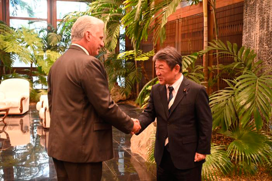 Miguel Díaz-Canel Bermúdez da la bienvenida a Motegi Toshimitsu.