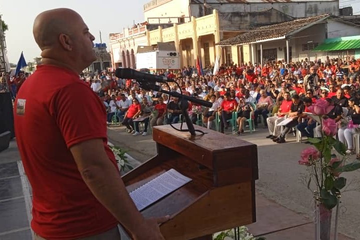 Osnay Miguel Colina, miembro del Comité Central del Partido y su primer secretario en Villa Clara, felicitó a Camajuaní por los resultados alcanzados, así como a Quemado de Güines y Corralillos, y exhortó a los villaclareños a producir más para elevar la calidad de vida del pueblo.