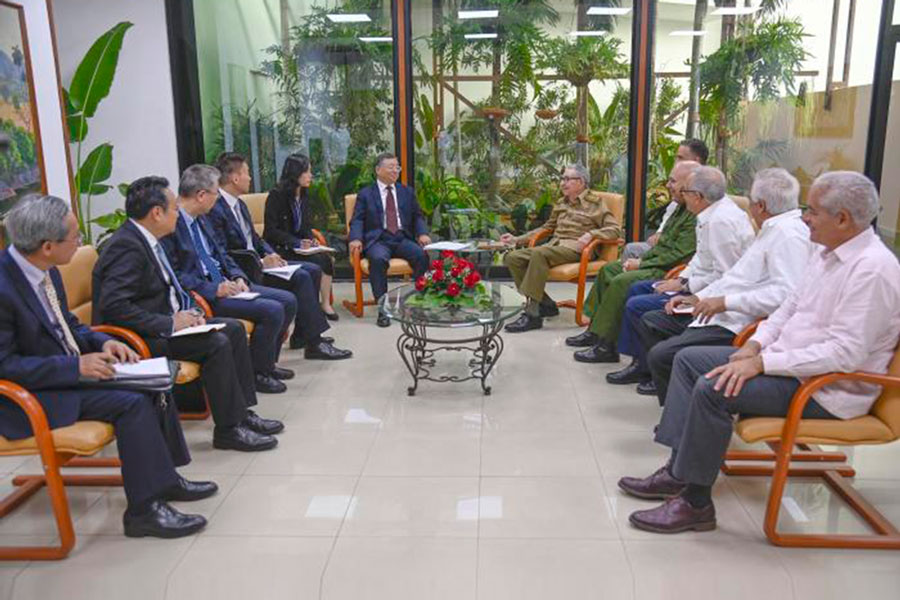 Delegaciones de Cuba y China que participaron en el encuentro de Raúl Castro y Li Shulei.