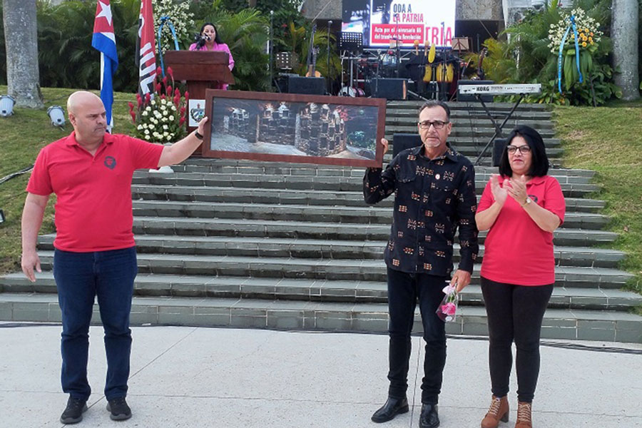 Homenaje a la Asociación de Combatientes de la Revolución Cubana.