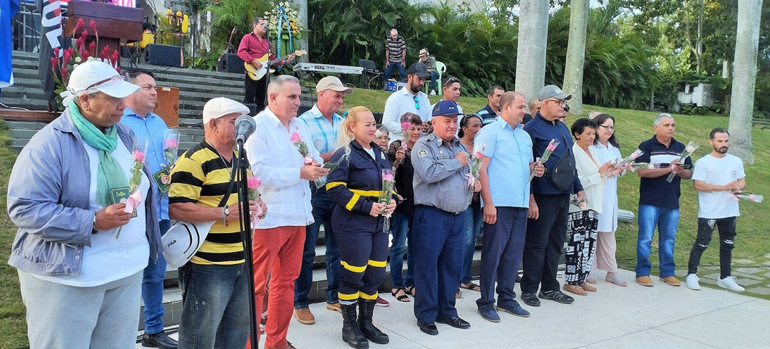 Entrega del Sello 65 Aniversario de la Batalla de Santa Clara.