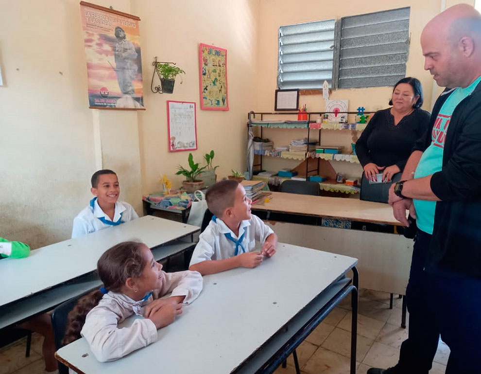 Primer secretario del Partido visita aula de la  escuela especial Lázaro Villavicencio Gutiérrez.