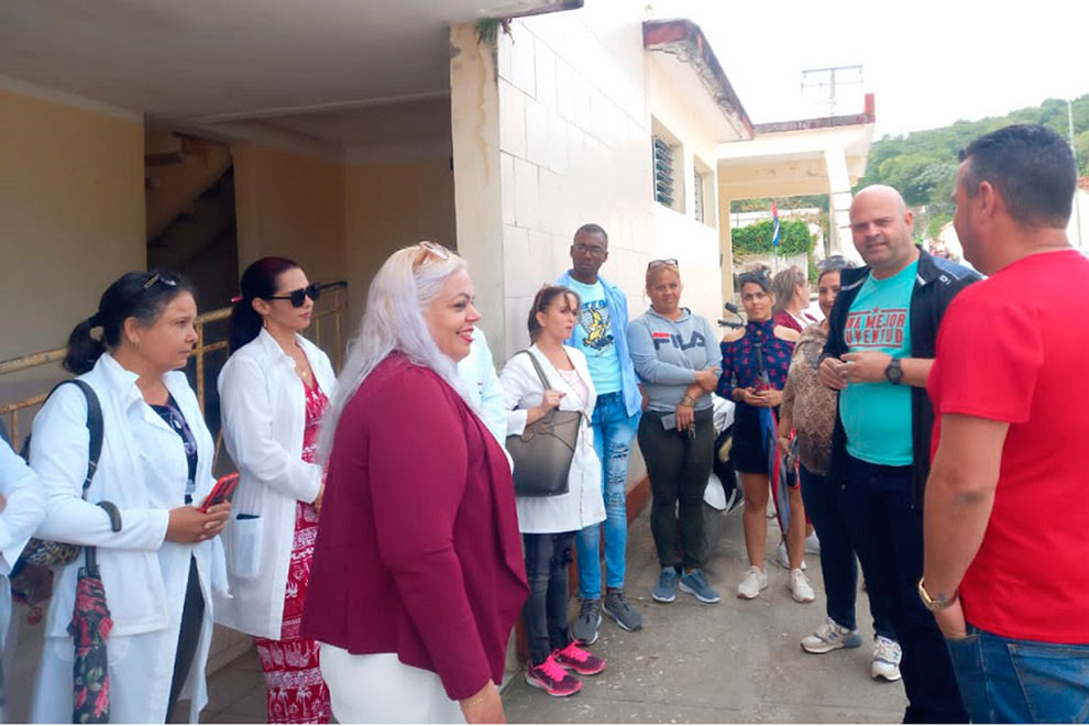 Primer secretario del PCC en Villa Clara dialoga con personal médico del  policlínico Mártires del 10 de Abril, en el consejo popular de Rancho Veloz.