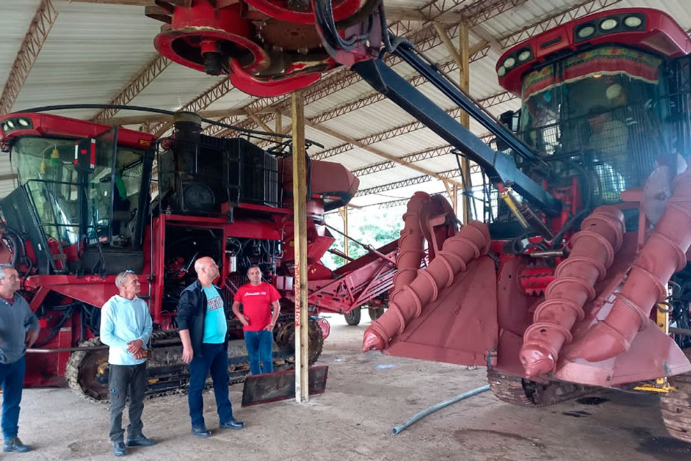 Primer secretario del Partido en Villa Clara visita el Taller de Mantenimiento de Combinadas CASE, en Corralilo.