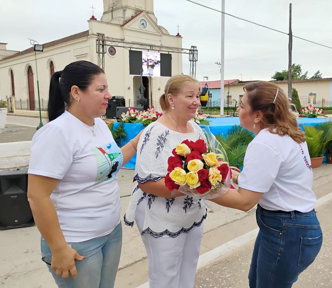 Ernestina Trimiño recibe la Orden Lázaro Peña de I Grado.