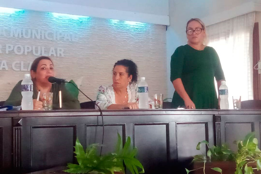 Dilky Georgina Ponce Expósito, (al centro), secretaria saliente del Partido en Santa Clara.