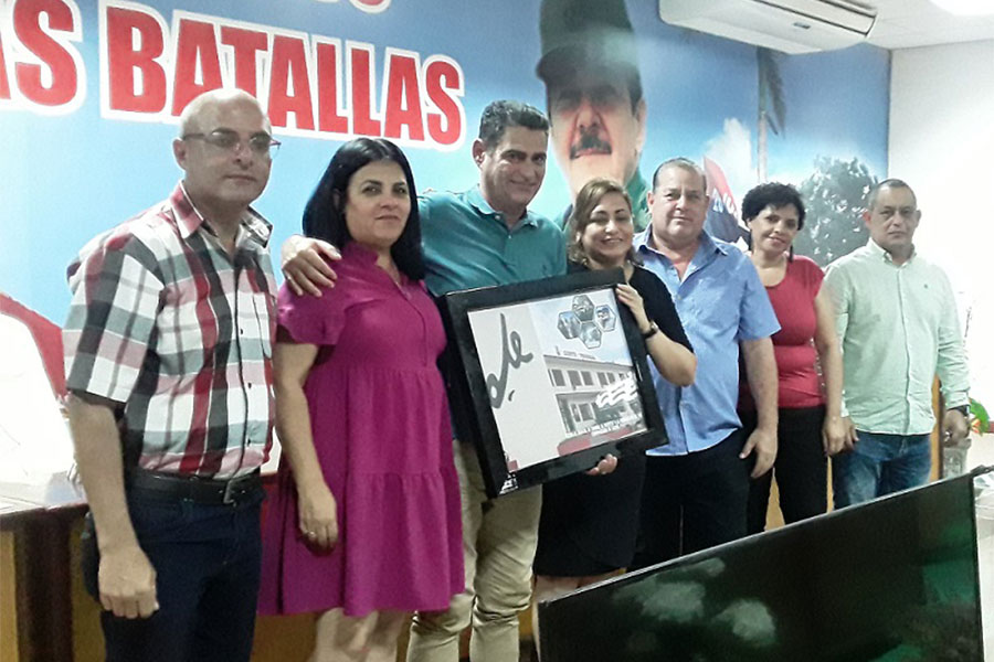 Reconocimiento a Luis Yoan Díaz, miembro profesional saliente del Buró Ejecutivo.