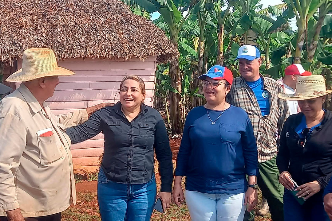Susely Morfa González, primera secretaria del Partido Comunista de Cuba en Villa Clara, conversa con campesinos