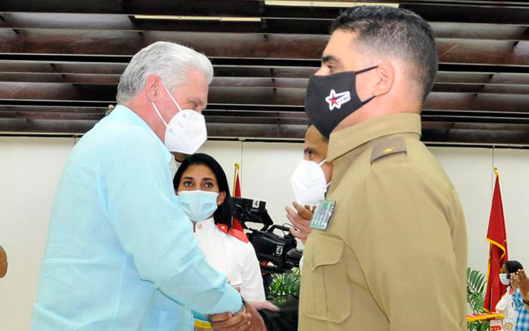 Miguel Díaz-Canel Bermúdez, primer secretario del Comité Central del Partido Comunista de Cuba, condecora a jóvenes destacados del país.