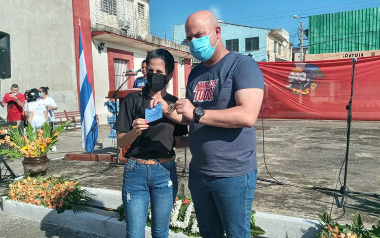 Osnay Miguel Colina, primer secretario del Partido en Villa Clara, recibió la Condición Aniversario 60, en el acto por la fundación de la UJC.