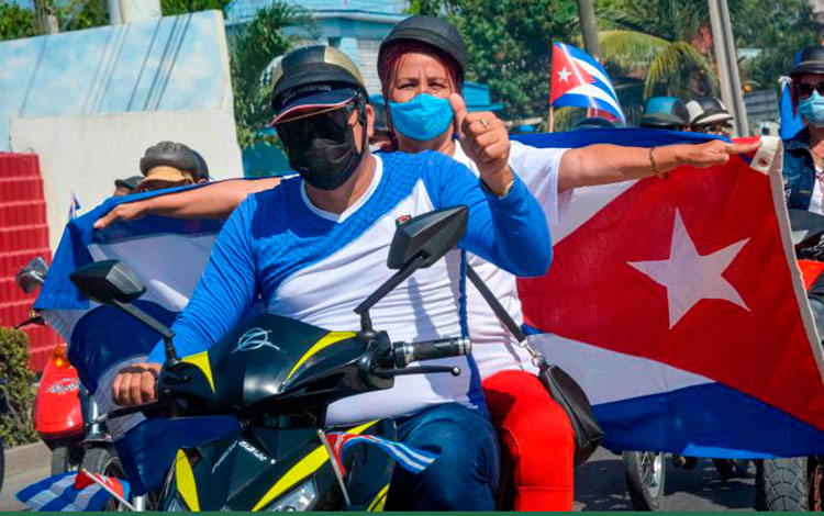 Motorista en caravana contra el bloqueo de Estados Unidos en Las Tunas.