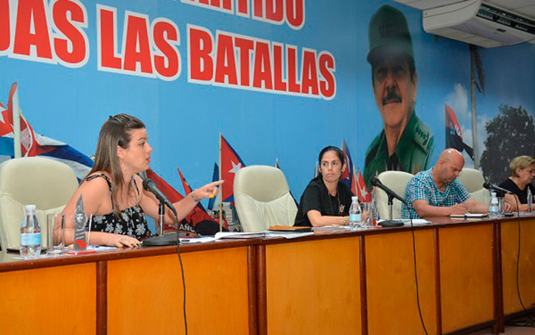  Aylín Álvarez García, primera secretaria del Comité Nacional de la UJC, interviene en las conclusiones de la visita a Villa Clara.