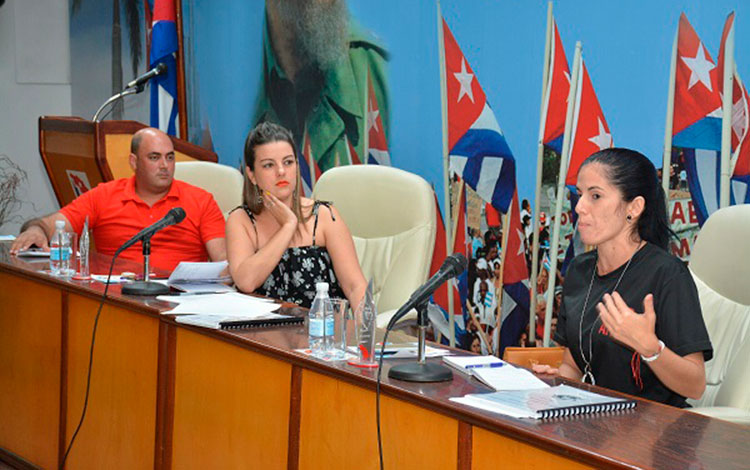 Yohana Torres Saco, primera secretaria del Comité Provincial de la UJC en Villa Clara, interviene en las conclusiones de la visita del Comité Nacional a la provincia.