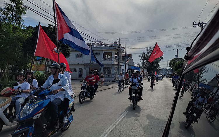 Jóvenes de Santa Clara marchan en bicicletas y motos a favor de la paz.
