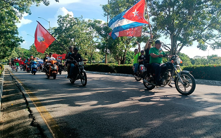 Caravana de jóvenes cubanos a apoyo al nuevo Código de las Familias.