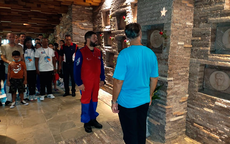 El Héroe de la República de Cuba René González Sehwerert y Dr. C. Fidel Antonio Castro Smirnov rindieron homenaje el Comandante Ernesto Guevara de la Serna.
