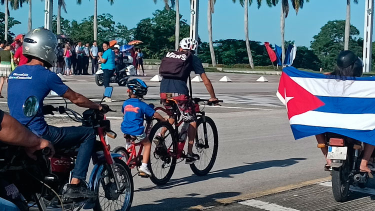 Caravana de jóvenes de Santa Clara en apoyo al nuevo Código de las Familias.