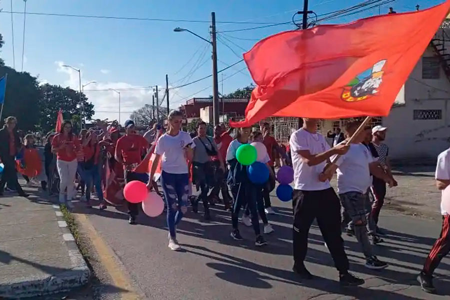 Marcha de los delegados desde la Plaza Ernesto Che Guevara hasta el Parque Vidal.