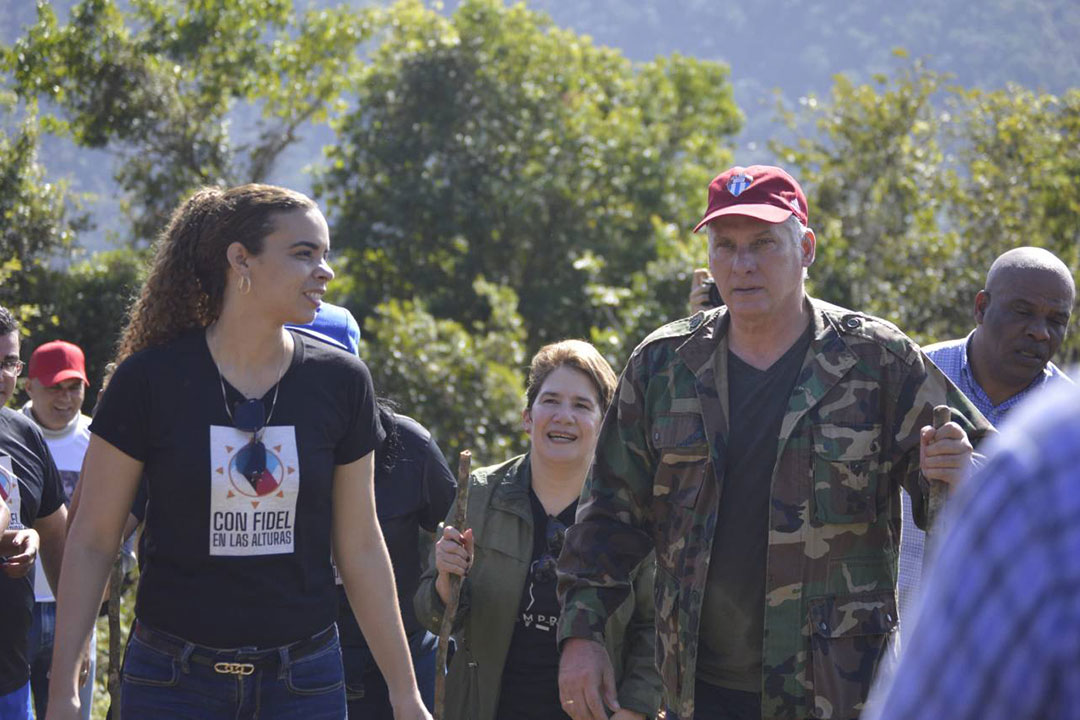 Presidente cubano, Miguel Díaz-Canel, junto a Meyvis Estévez, primera secretaria de la Unión de Jóvenes Comunistas, en el ascenso a la Comandancia General de La Plata.