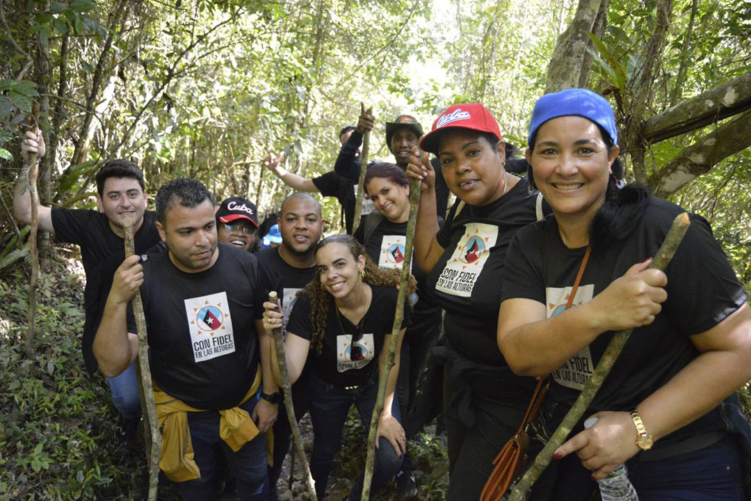 Jóvenes en el ascenso a la Comandancia General de La Plata.