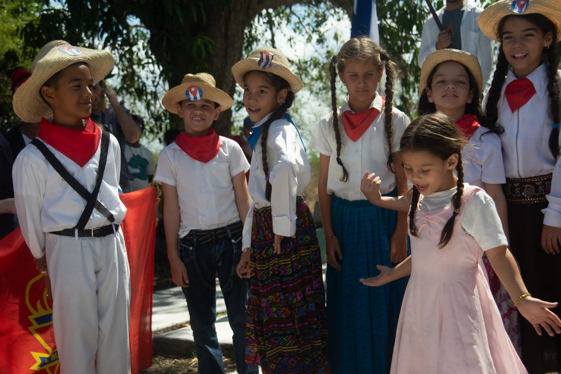 Niños representan a mambises cubanos.