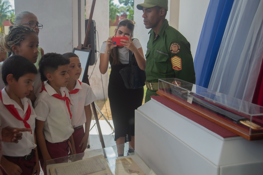 Pioneros aprencian la réplica del machete de Antonio Maceo.