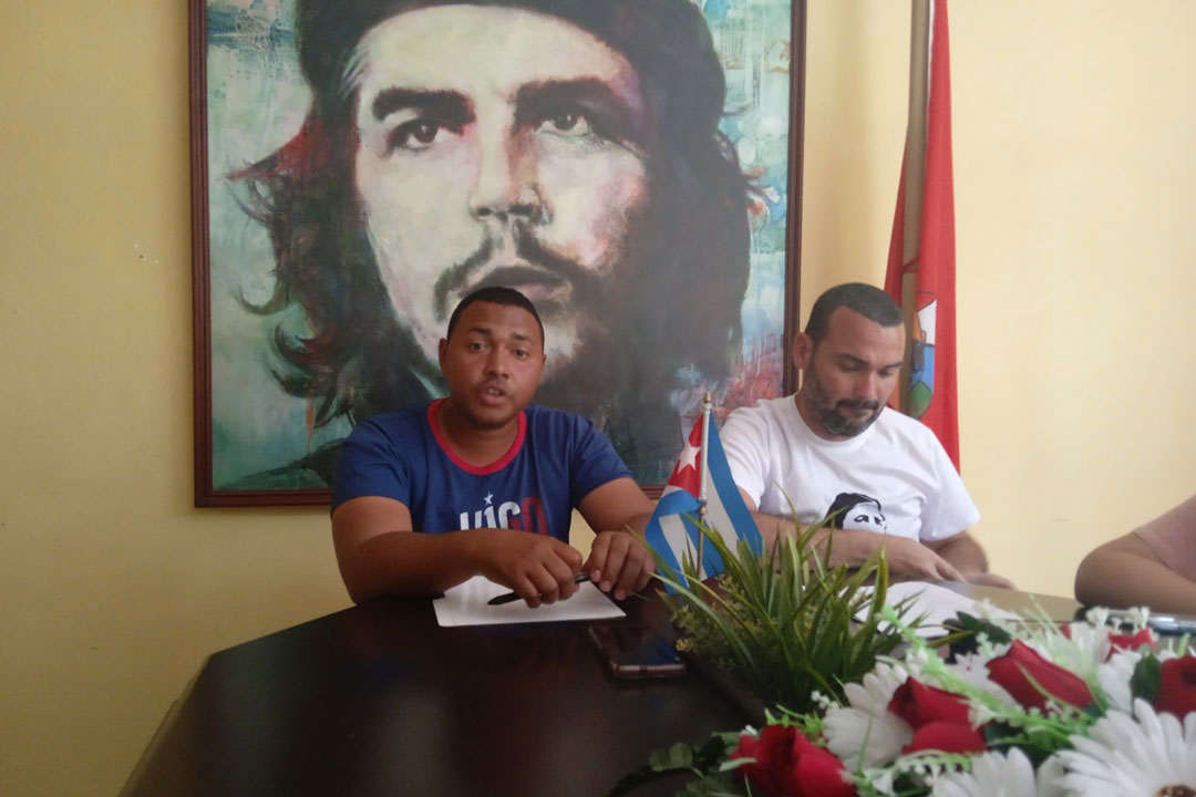 ermes Aguilera Pérez (derecha), primer secretario de la UJC en la provincia, y Lázaro Mestre Aguilar (izquierda), presidente de la OPJM, en Villa Clara.