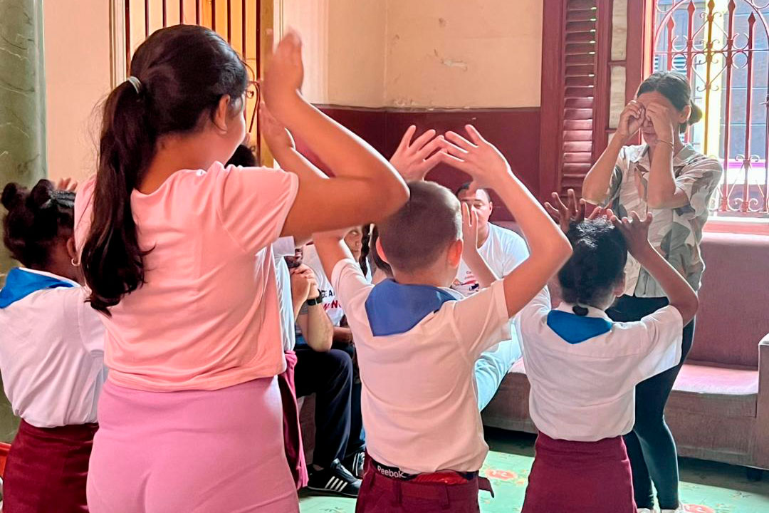 Niños durante los juegos de participación.