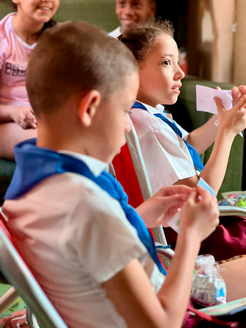 Niños del hogar durante la actividad cultural y recreativa.