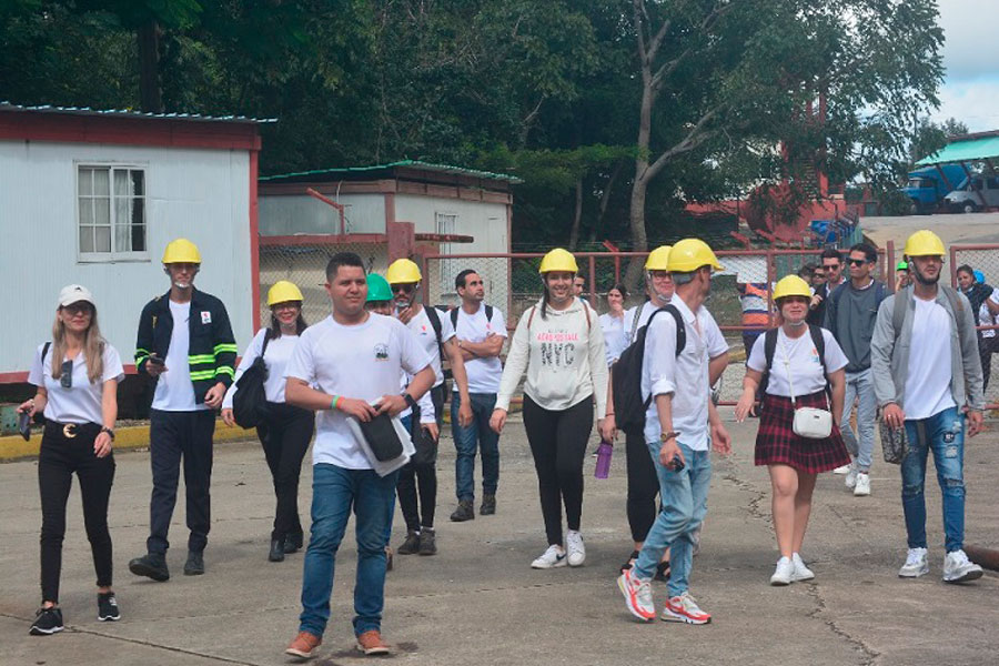 Integrantes de la Red de Jóvenes del MInisterio de Energía y MInas, en Santa Clara.