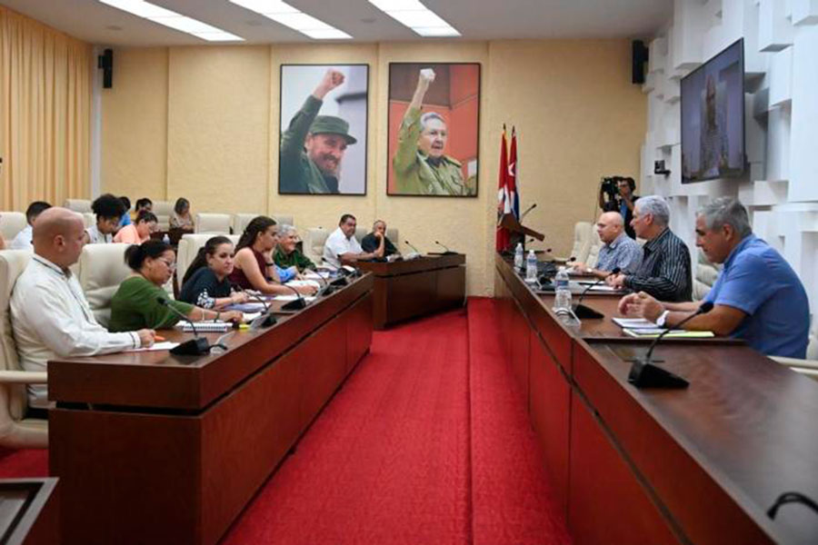 Encuentro del presidente cubano, Miguel Díaz-Canel, para evaluar funcionamiento de la red-juvenil-comunitaria.