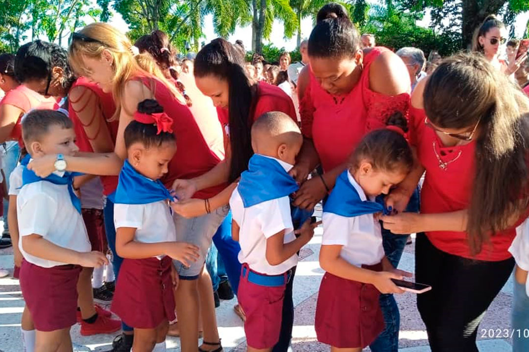 Pioneros reciben la pañoleta, en la Plaza Ernesto Che Guevara, de Santa Clara.