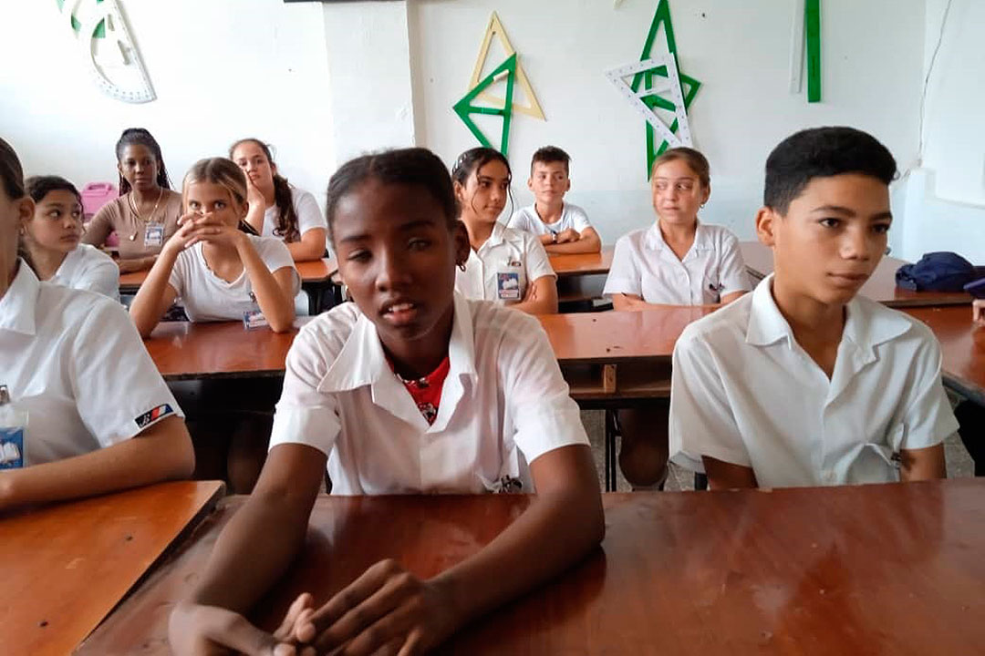 Vanesa Espinosa Hernández, alumna con baja visión, en el aula de la ESBU Juan Verdecia.