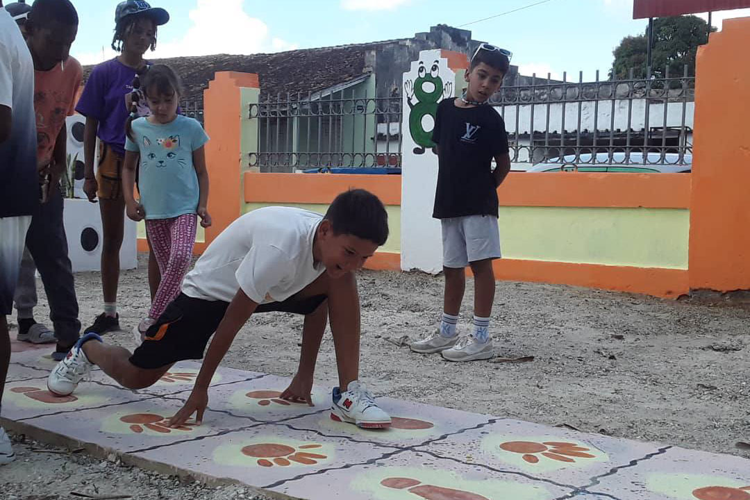 Niños juegan en el parque infantil de Camajuaní.