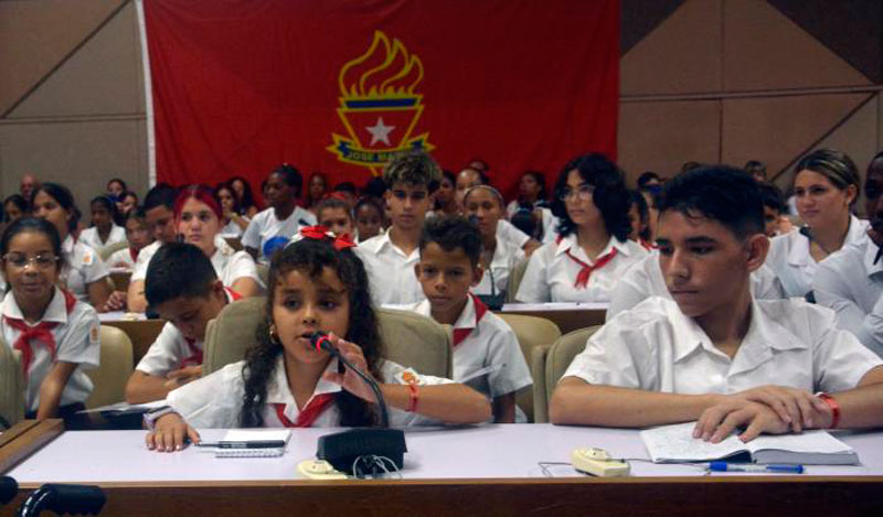 Pioneros durante los debates de la Asamblea de la OPJM.