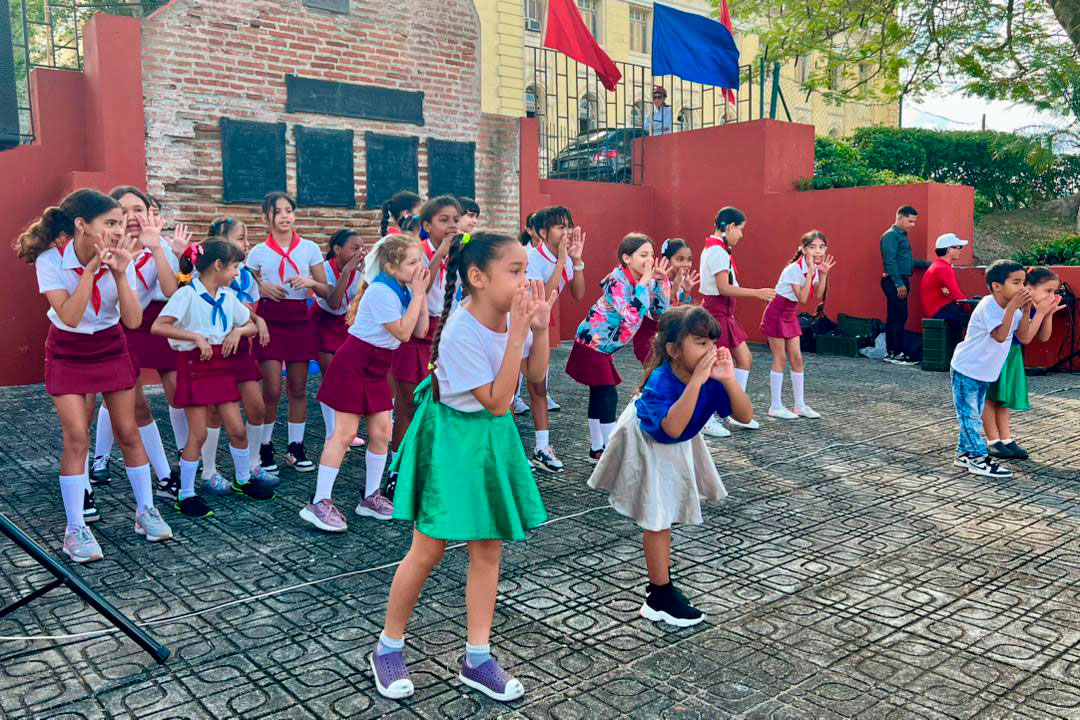 Niños actuando en la celebración del aniversario 65 del Palacio de Pioneros José Luis Miranda, en Santa Clara.