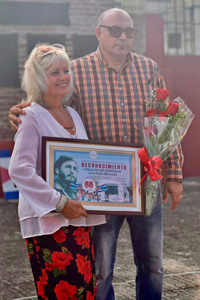 Teresa Hernández, directora del Palacio de Pioneros José Luis Miranddda, recibe un reconocimiento.